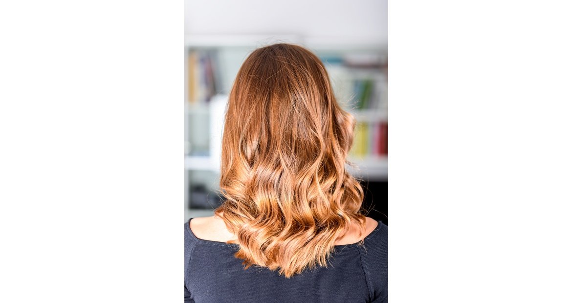 Invista no cabelo loiro com tons de mel